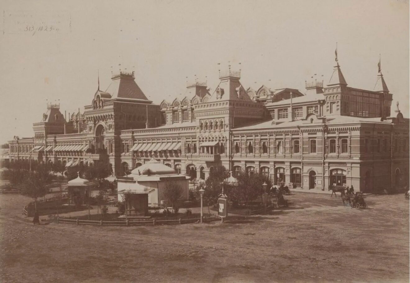 Дмитриев г в нижний новгород. Главный дом Нижегородской ярмарки 1890. Нижегородская ярмарка главный ярмарочный дом 19 ве. Дмитриев Нижегородская ярмарка. Нижегородская ярмарка 19 век.