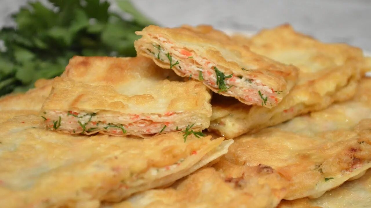 Трубочки из лаваша. Закуски жареный лаваш. Трубочки из лаваша с сыром. Жареный лаваш. Лаваш с зеленью.