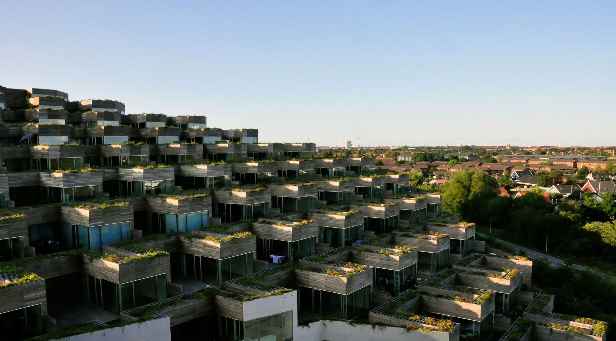 Жк в горе. Жилой комплекс Mountain dwellings в Копенгагене. Mountain dwellings Бьярке Ингельс. Бьярке Ингельс датский Архитектор. Бьярке Ингельс VM House.