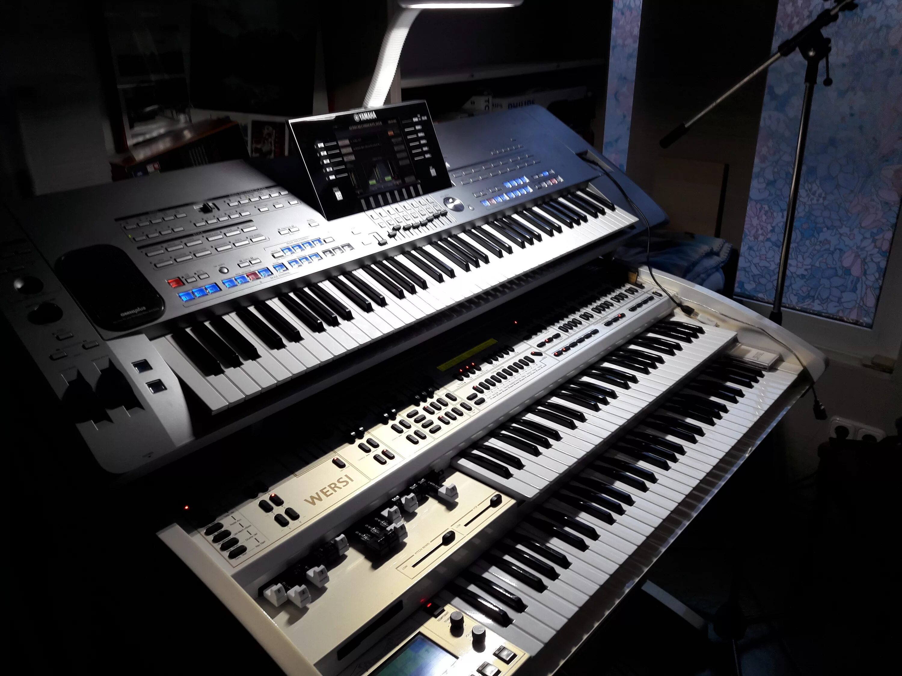 Yamaha sy77. Синтезатор Роланд Korg. Синтезатор Novis NPN-3a. Синтезаторы Korg pa600.