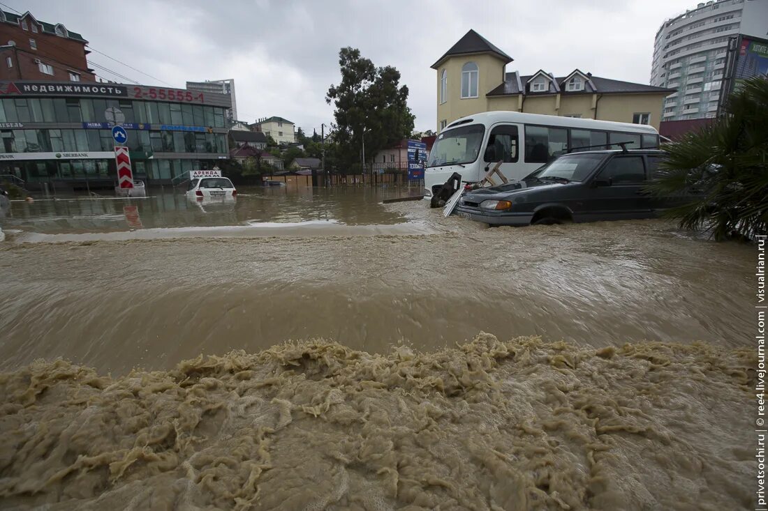 Машину смыло водой. Туапсе и Сочи 2010 год наводнение. Наводнение в Лермонтово. Наводнение в Краснодарском крае. Наводнение Сочи и тупае.