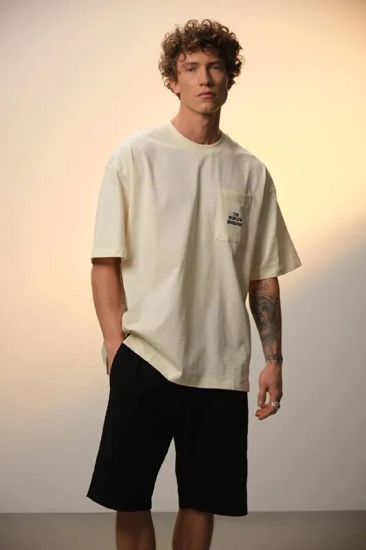 Мужская майка qwentiny. Qwentiny studio одежда. Нейминг для мужской одежды. Qwentiny studio футболка. Мужские худи qwentiny.