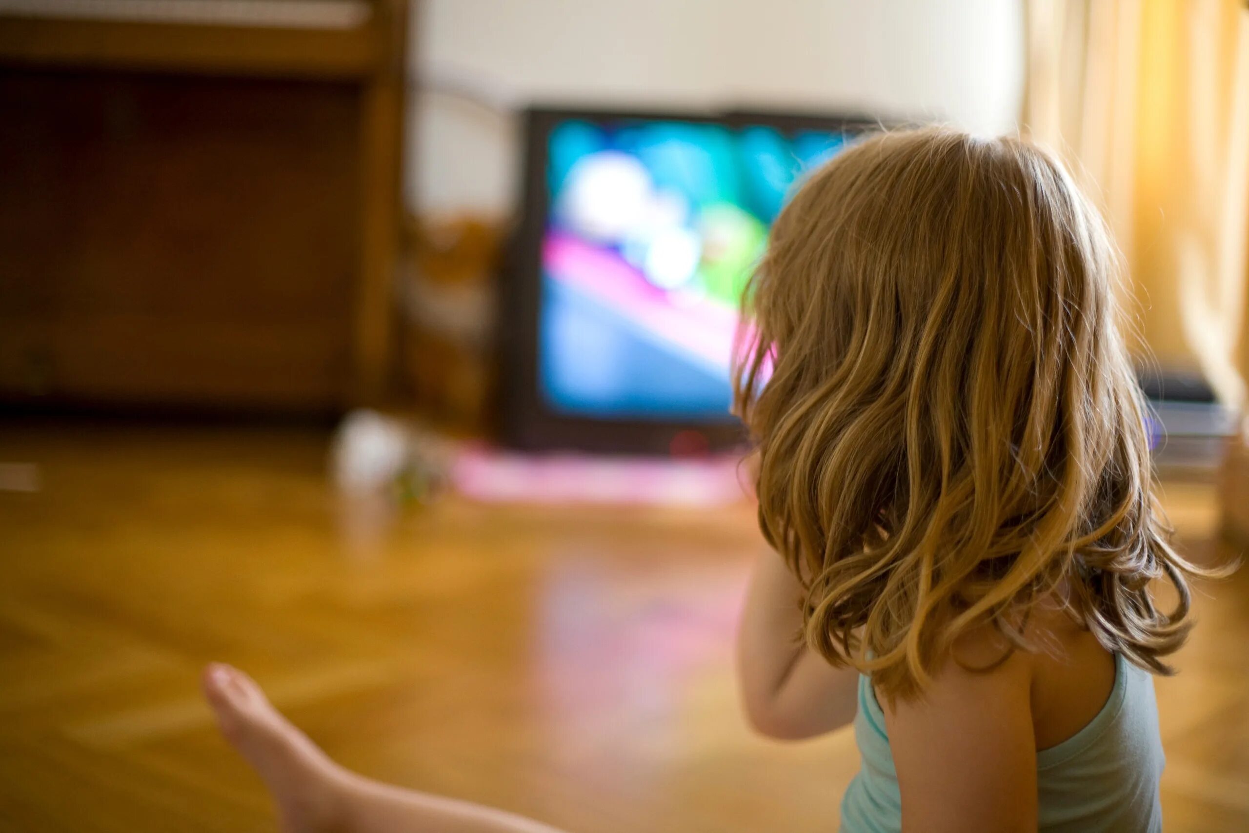 Девочка телевизор. Телевизор для детей. Девочка смотрит телевизор.