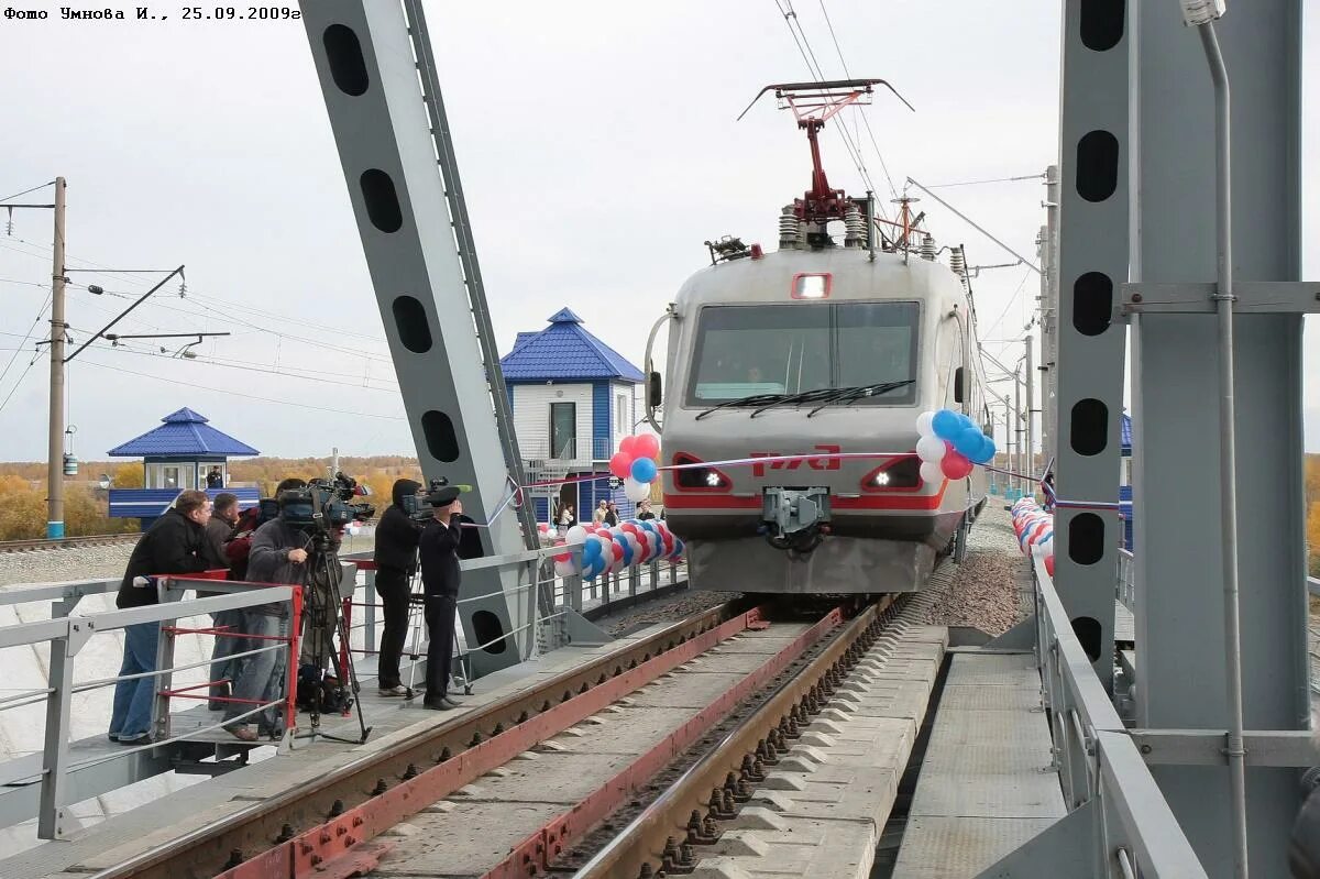 Железнодорожный мост камень на Оби. ЖД станция камень на Оби. Поезд РЖД на мосту. Петроввальская дистанция пути. Обь жд