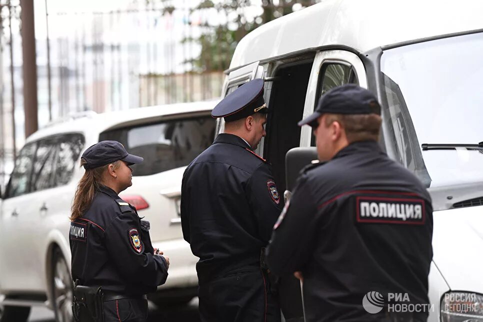 Бывшая вызывает милицию. Вызов полиции. Звонок в полицию. Вызовите полицию. Женщина вызывает полицию.