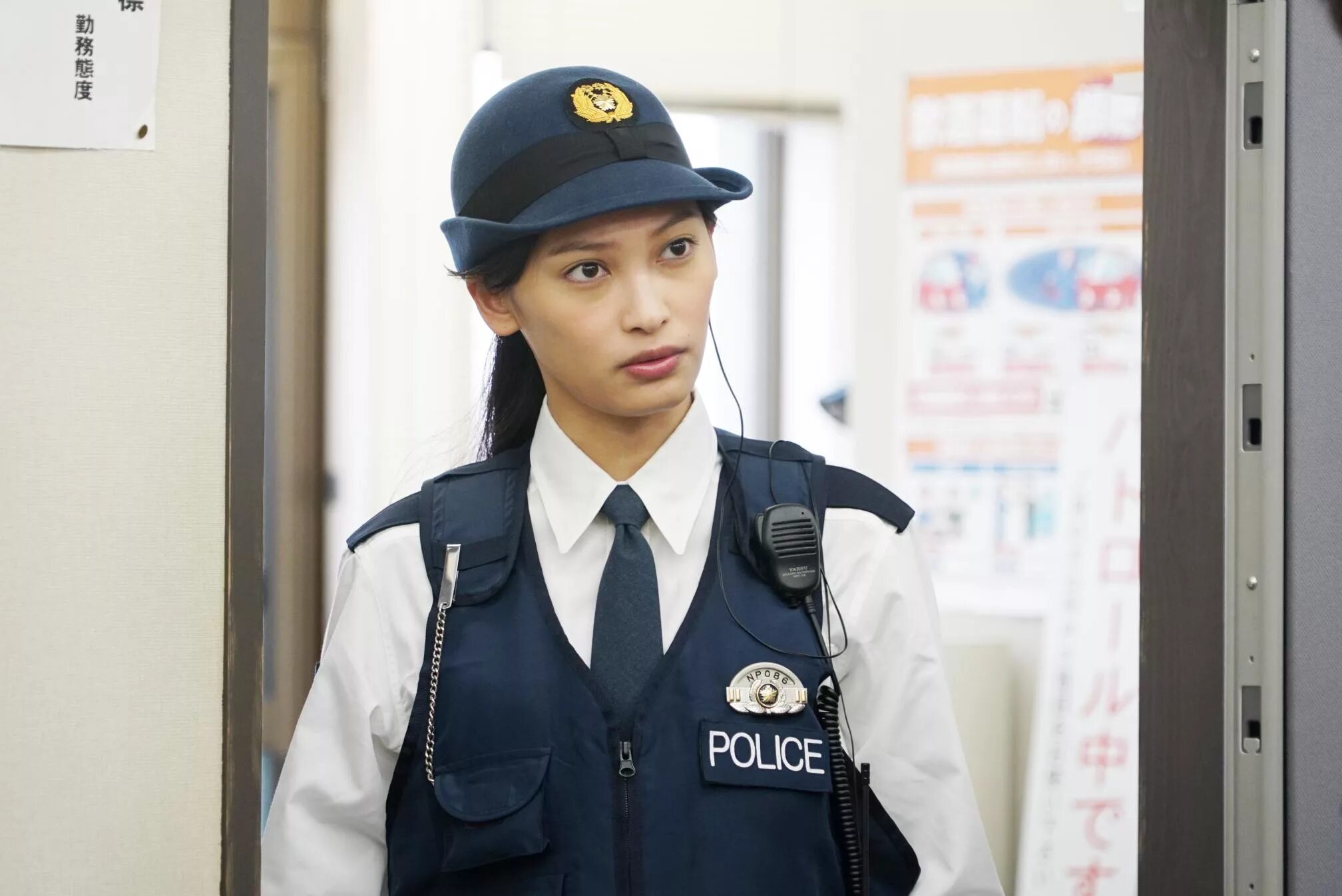 Женщина в форме доминирует. Дорама полиция Токио. Форма полиции Японии. Женщина полицейский.