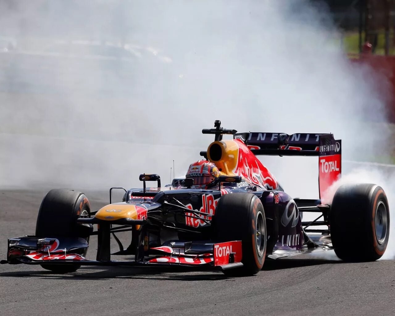 Red bull mobile. Red bull f1. Red bull f1 дым. Red bull f1 2013. Формула 1 дым.