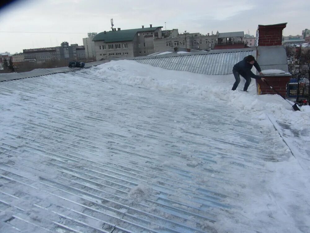 снег на крыше гаража