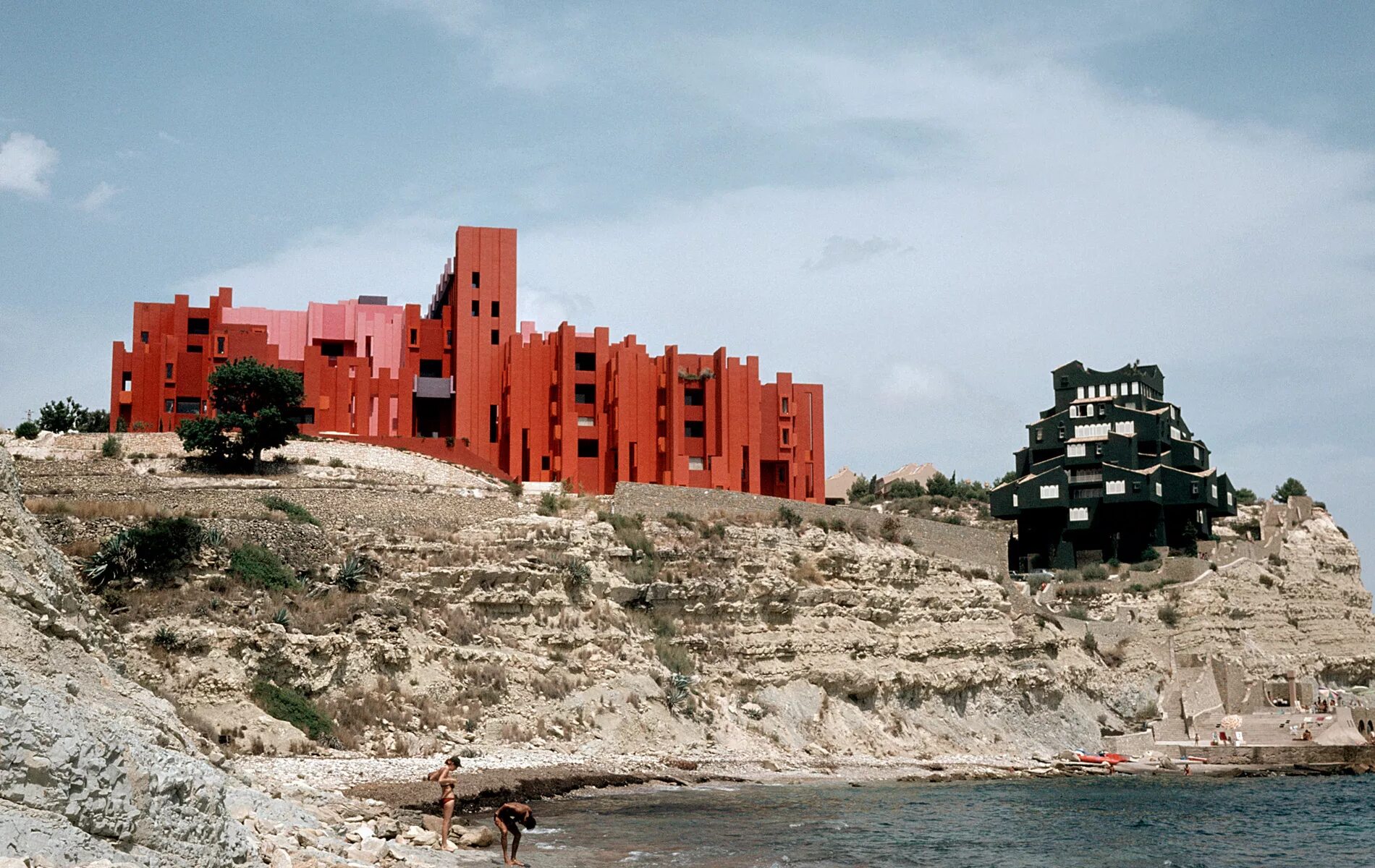 Город стена красная. Muralla Roja Рикардо Бофилл. La Muralla Roja, Архитектор Рикардо Бофилл. Xanadu, Аликанте Бофилл. Xanadu Ricardo Bofill.