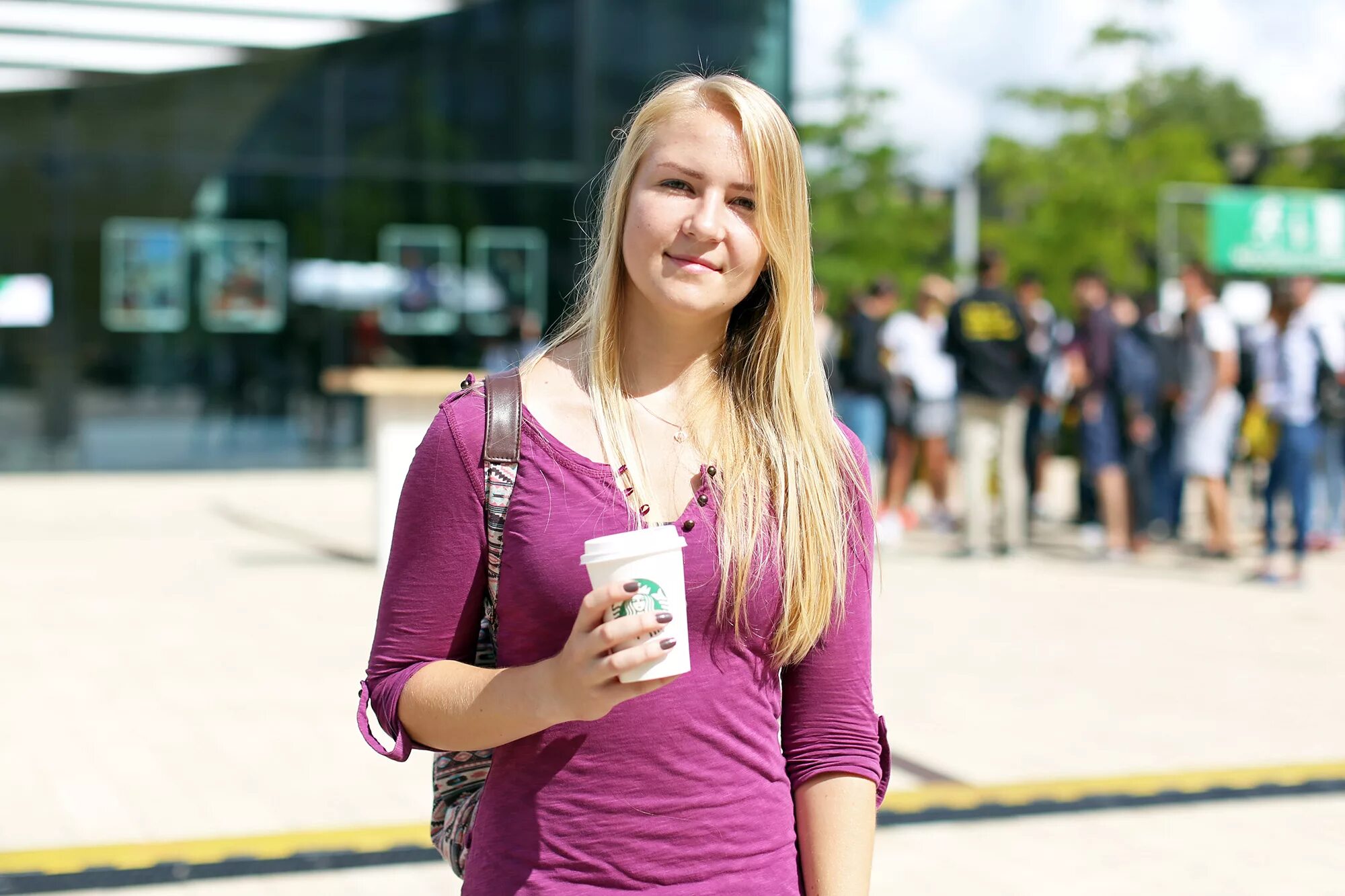 жизнь женщин в сша. девушка с американским флагом. настоящие американцы. американские женщины на улицах. красивые девушки сша.