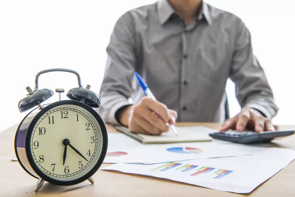 Оплата работы в праздники. Работник с часами. учет времени. рабочее время. время работы.