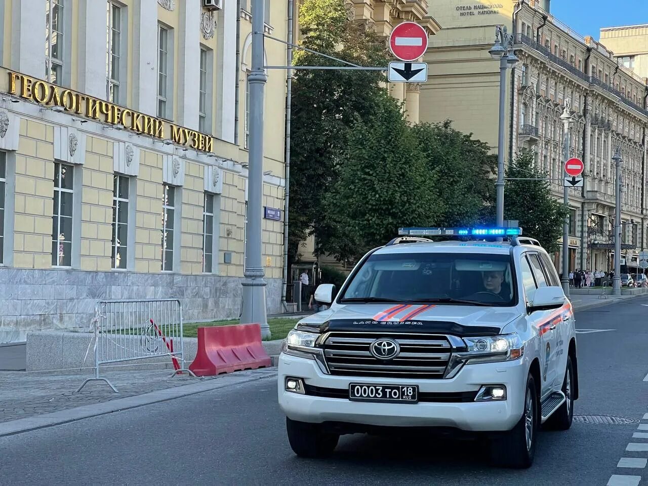 Автомобиль со спецсигналом. Спецсигналы на авто. Мигалка на авто. I40 hyundai с мигалками. Автомобиль со спецсигналом.
