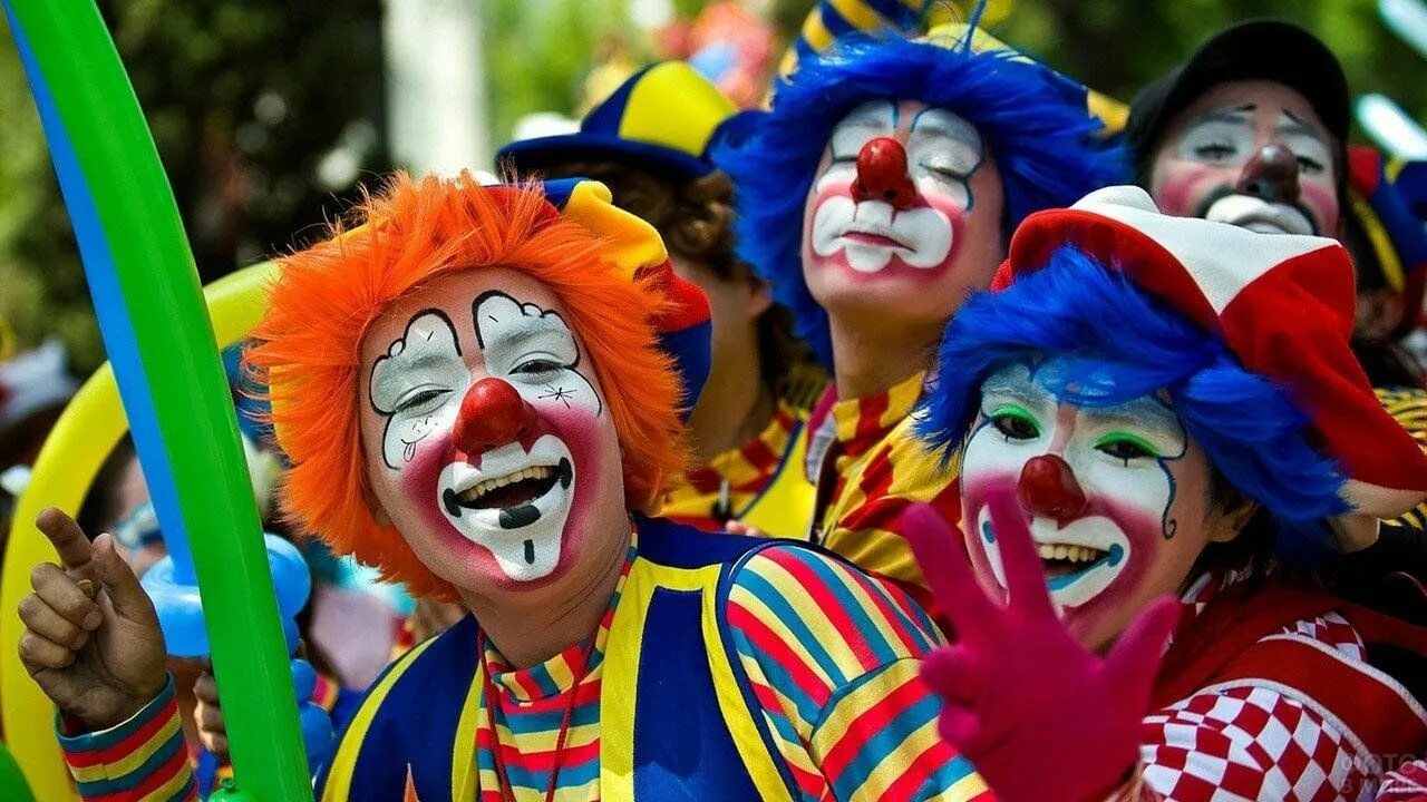 Интересные клоуны. Клоун Фиеста. Праздник клоунов. День смеха. Весёлые клоуны.