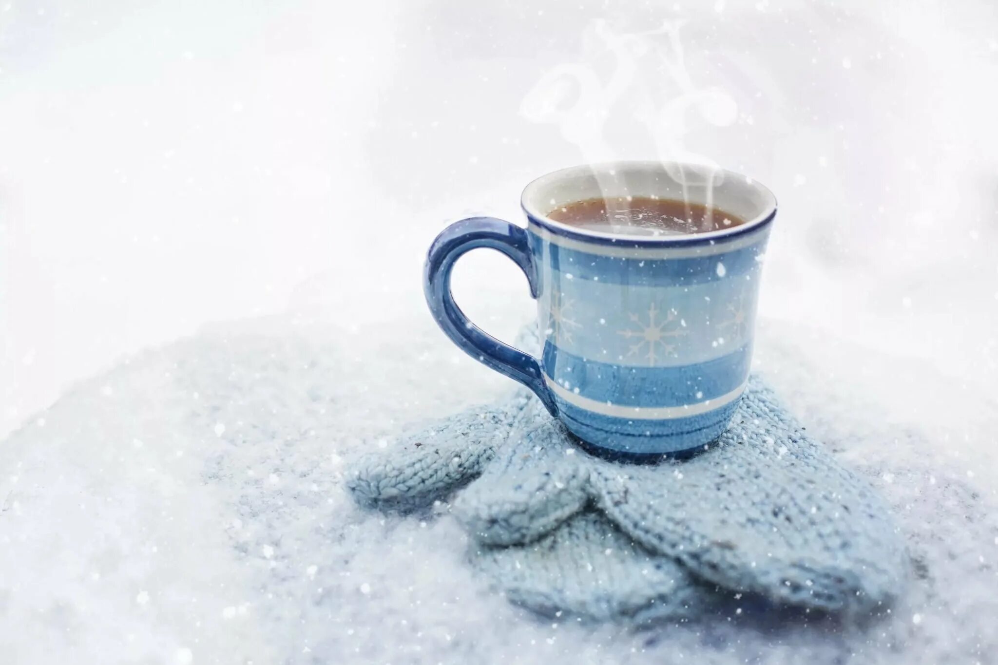 Картинки с добрым утром зимние новые красивые. Доброе Снежное утро. Утро кофе зима. Зимнее утро кофе. Доброе утро зима.