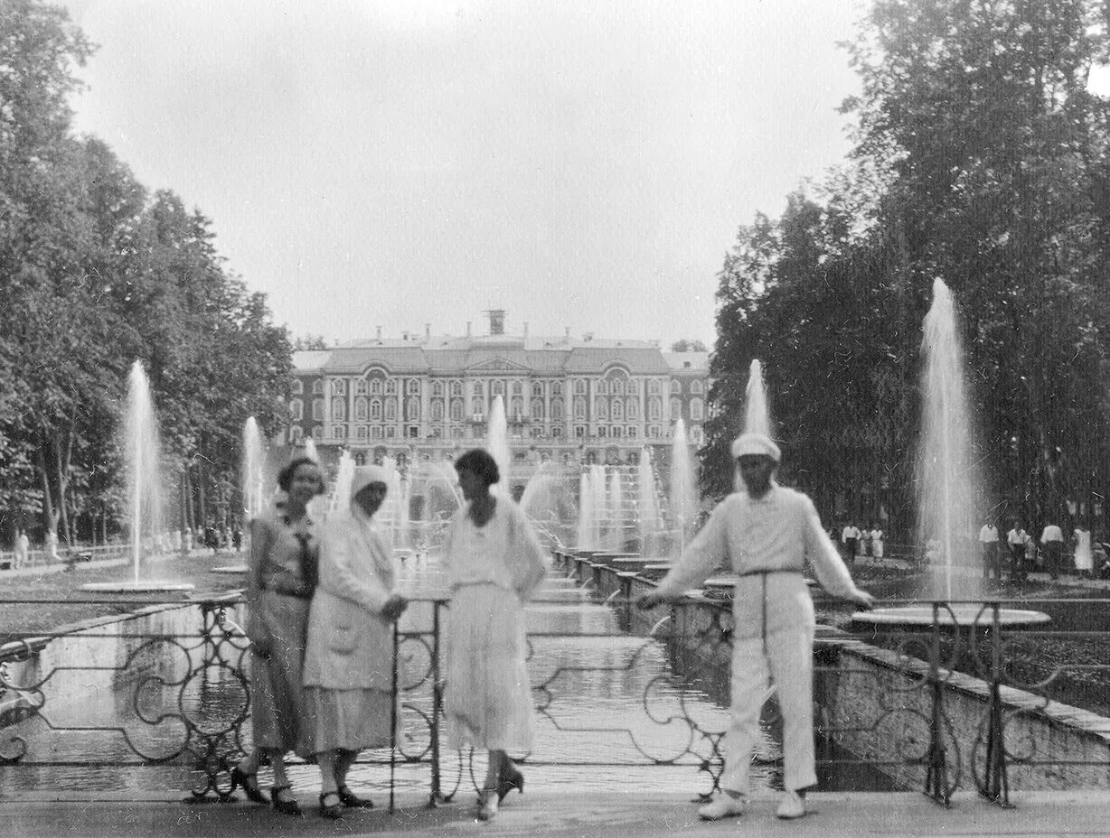 большой дворец петергоф до войны. петергоф старые фото. петергоф 19 века. петергоф старые фото. большой дворец в петергофе при петре.