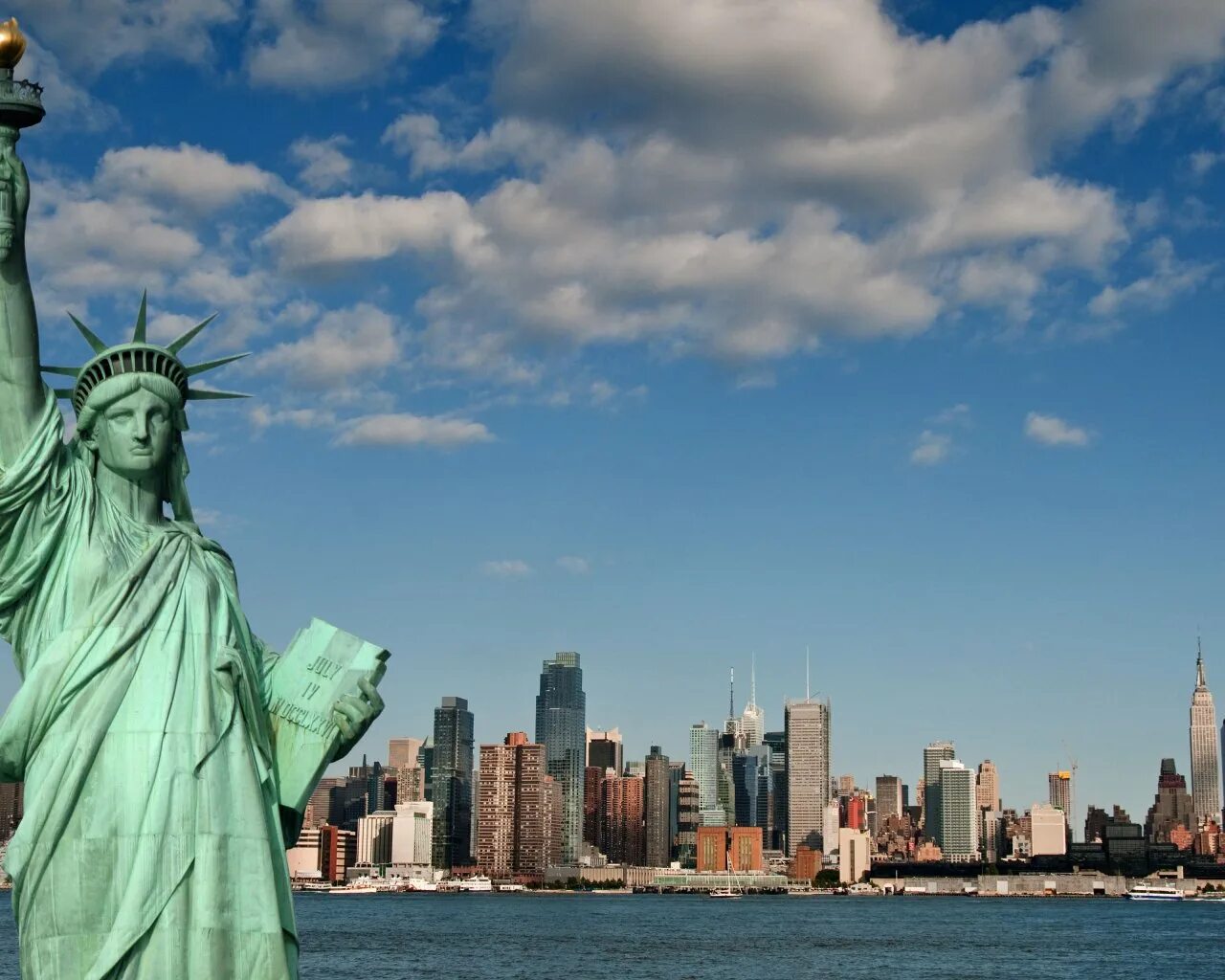 Свобода в различных странах. Статуя свободы Нью-Йорк. Нью Йорк статуясвободу. НЬЮЙ РРК статуя свободы. Статуя свободы на фоне Нью-Йорка.