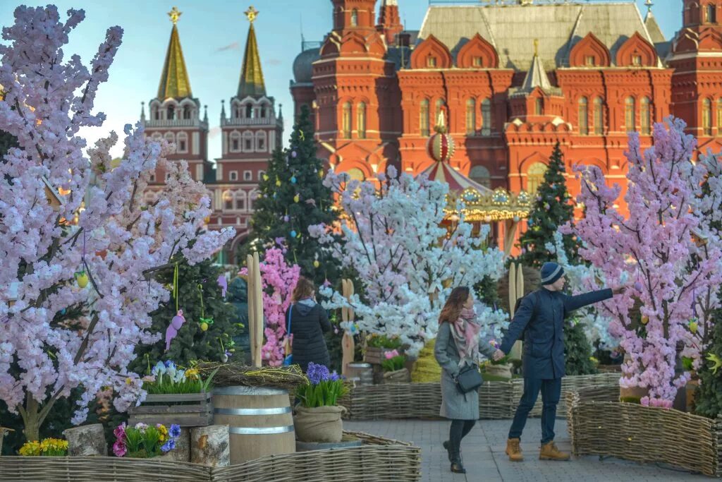 Цветы в зарядье 2022. Весенний город. Весенний город. Весенний город. Москва в апреле фото.
