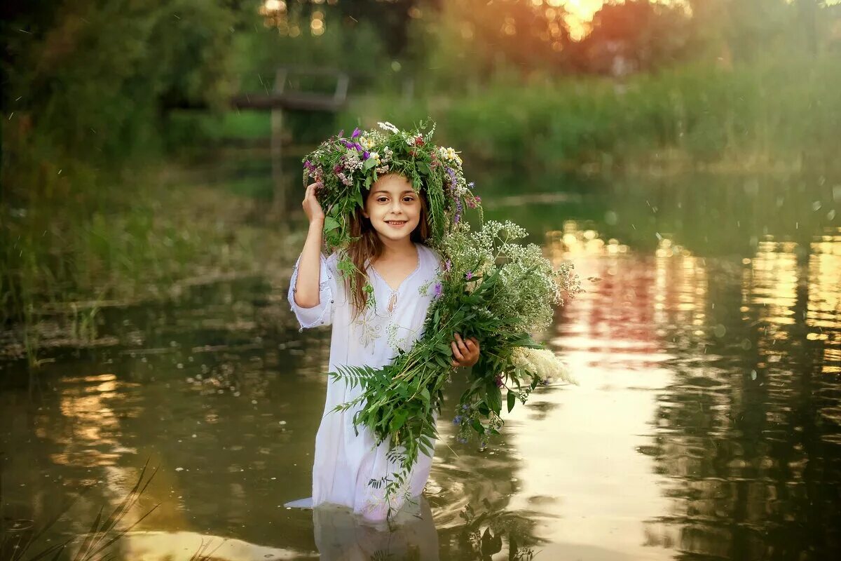 Ивана купана. Русалочка на Ивана Купала. Марина Меньшикова Иван Купала. Девушка венок река. Иван Купала фотосессия дети.