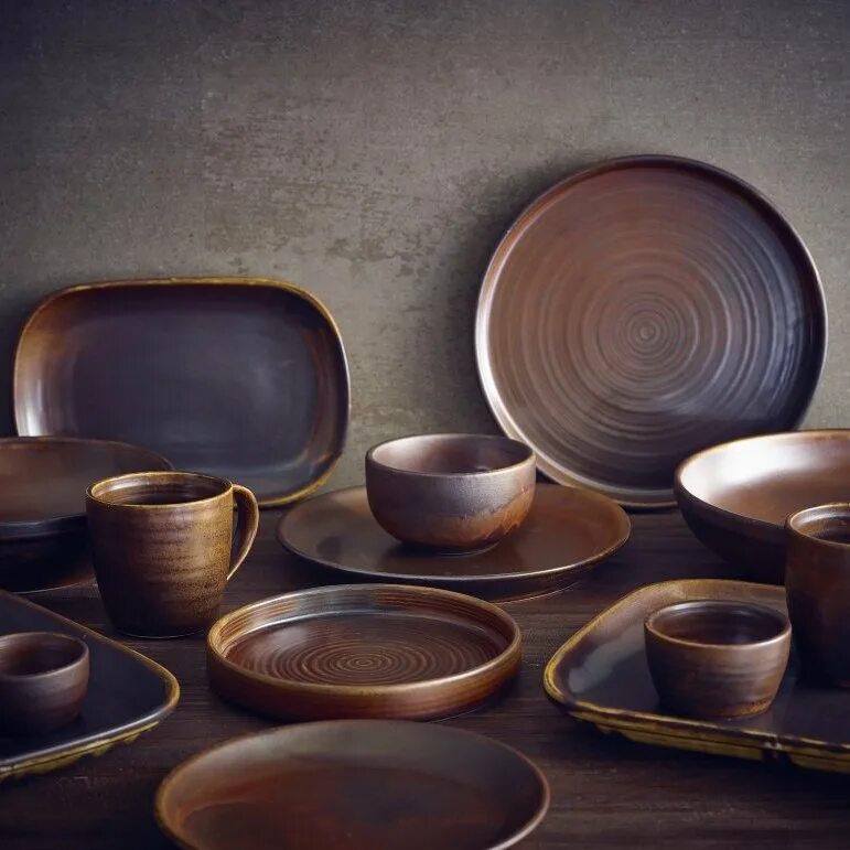 Набор посуды коричневый. Laurie gates посуда. Etro milano посуда керамика. Посуда коричневого цвета. Стильные тарелки.