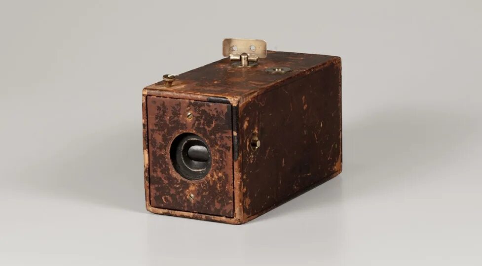 Годы жизни камера. 1888 года камера eastman kodak. Луи дагер камера обскура. Годы жизни камера. Первая камера кодак 1888 год.