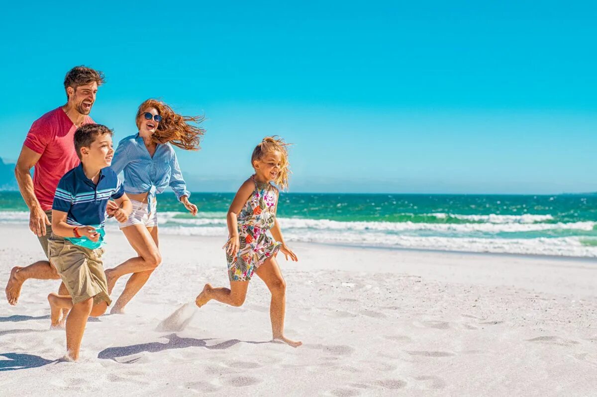 Фотография семейный отдых. Семья на море. Семья на пляже. Счастливая семья на море. Счастливая семья на пляже.