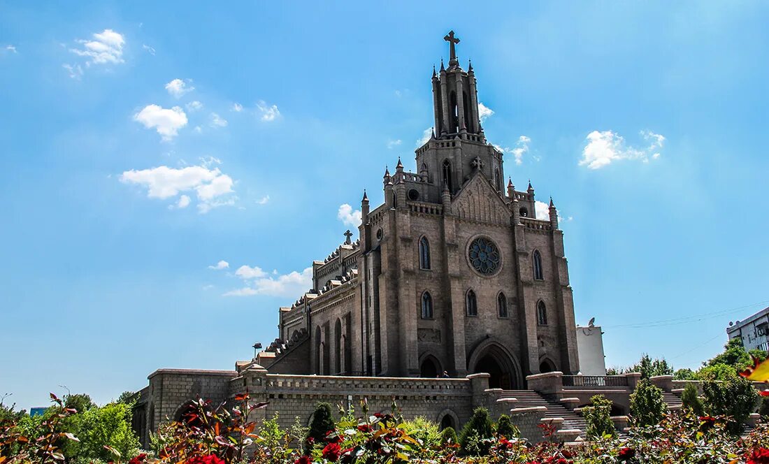 польский костел в ташкенте. католический собор в ташкенте. римско католический храм ташкент. костёл святого сердца иисуса ташкент. польский костел в ташкенте.