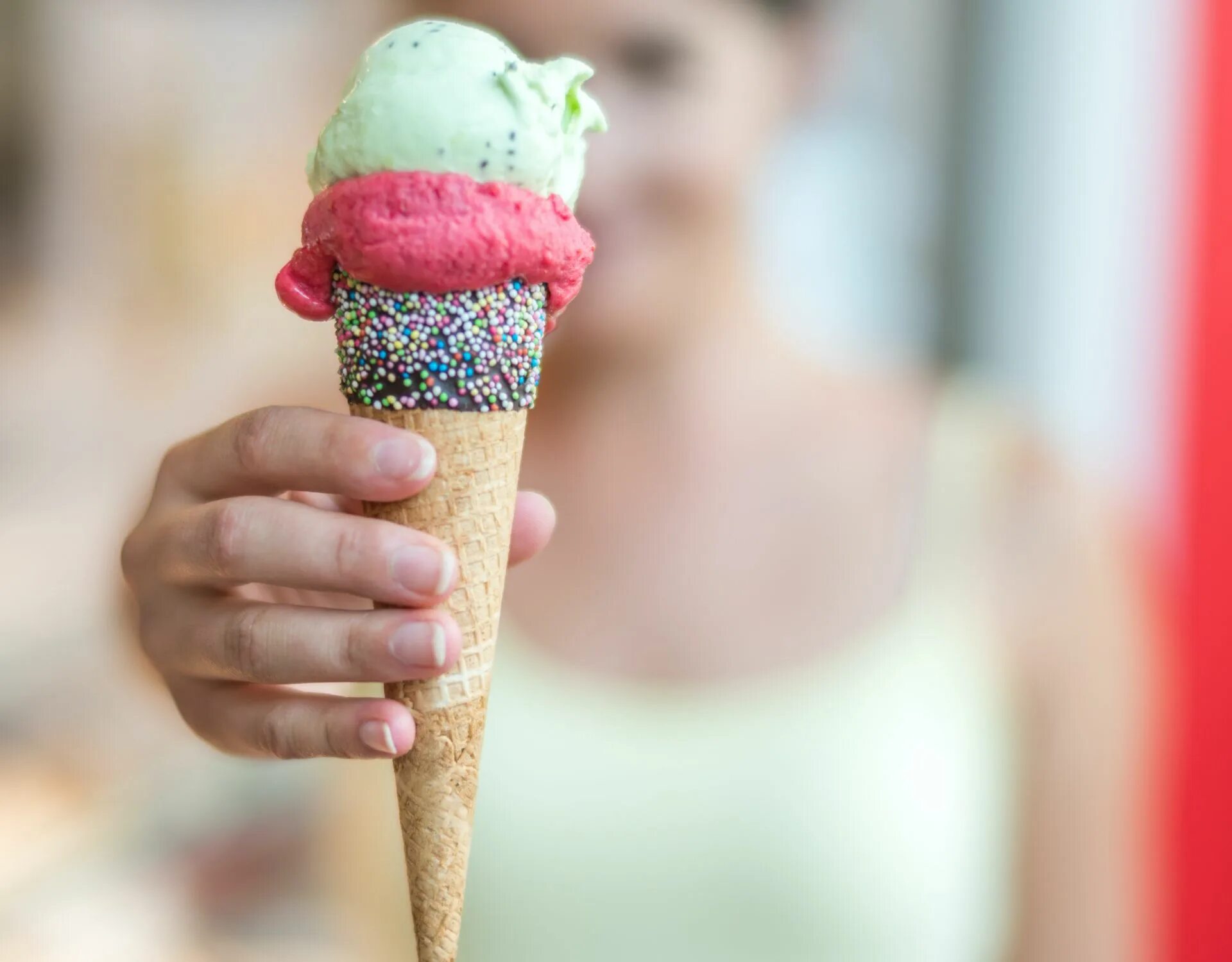 Включи видео мороженое. Мороженое рожок. Мягкое мороженое в рожке. Рожок мороженого в руке. Мороженое пломбир рожок.