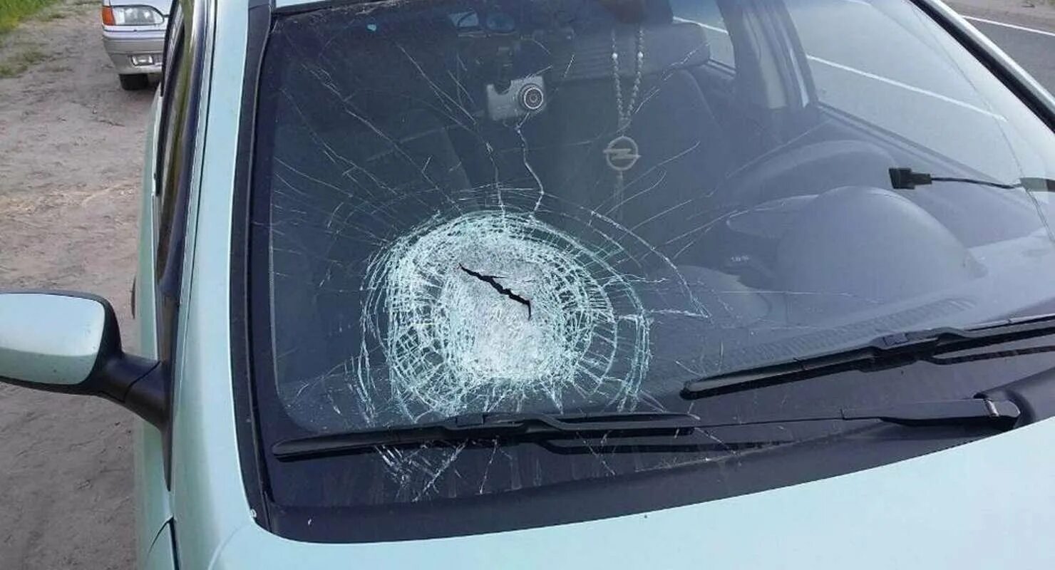Разбитое стекло автомобиля. Разбитой стлеко машины. Разбито лобовое стекло. Камень в лобовое стекло.