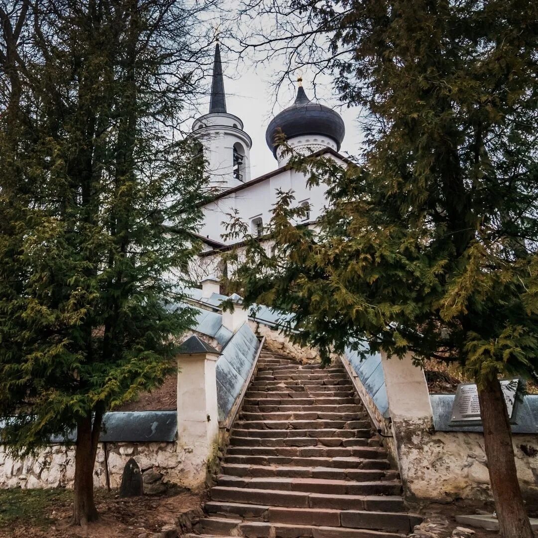 Свято успенский святогорский. Святогорский Свято-Успенский монастырь в Пушкинских горах. Святогорский Успенский монастырь (Пушкинские горы). Святогорский Успенский монастырь Псков. Успенский монастырь Пушгоры.