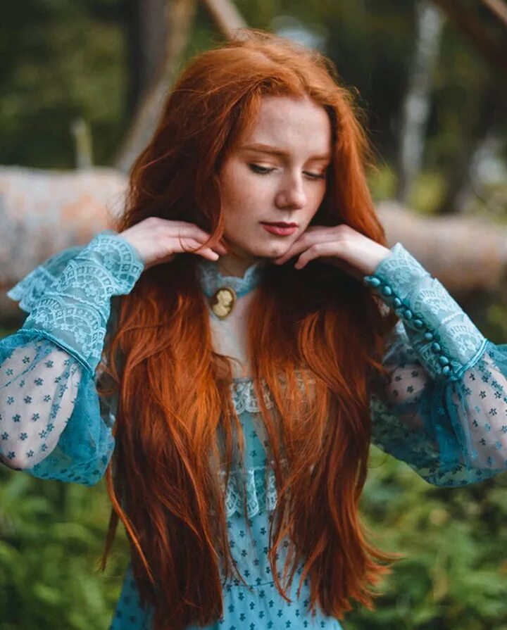 Redhead photos. Девушка с рыжими волосами. Длинные рыжие волосы. Рыжая в голубом. Бирюзовый и рыжий.