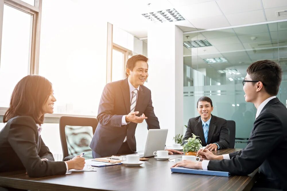 The meeting in the office was. Деловая встреча. Деловое общение. Переговоры в офисе. Люди на переговорах.