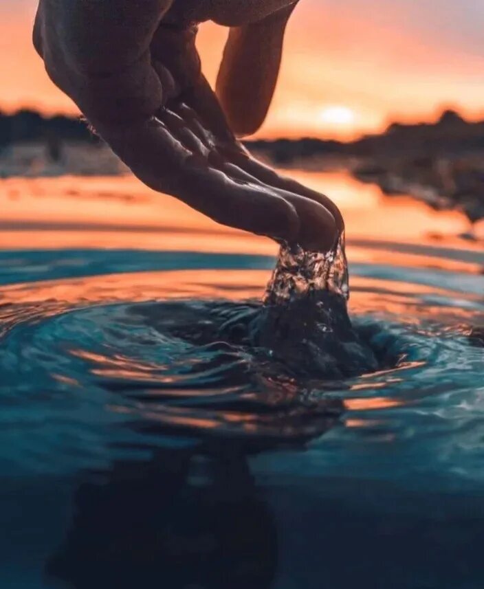 Под толщею воды не видно дно. Глубокая душа. Глубокий человек. В толще воды. В глубине были видны