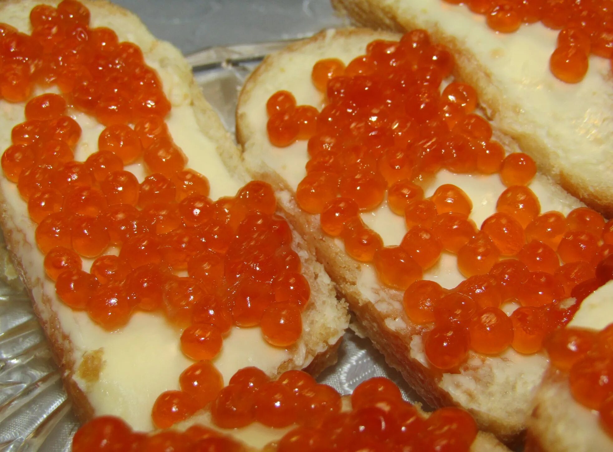 Батон с икрой. Бутерброд с красной икрой и маслом. Бутерброды с икрой. Красная икра с батоном. Красная икра с батоном.