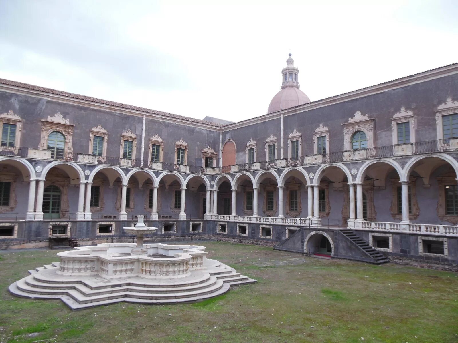 Античные университеты. Катания Италия университет. Университет Падуи. Университет Падуи 800. Сицилийский университет.