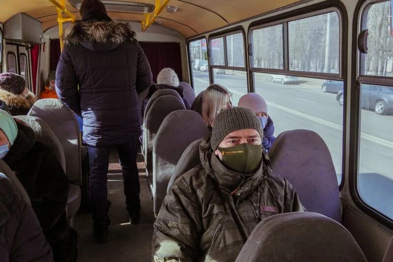 При резком торможении автобуса люди. Женщины в автобусах Воронеж. Пассажиры в микроавтобусе. Женщины в автобусах Воронеж летом.