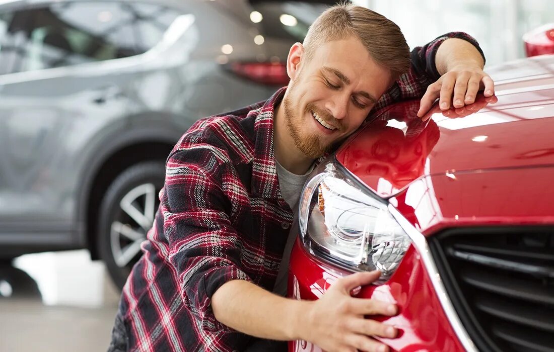 He will buy cars. Любимый автомобиль. Обнимает автомобиль. Покупатель автомобиля. Мужик обнимает машину.