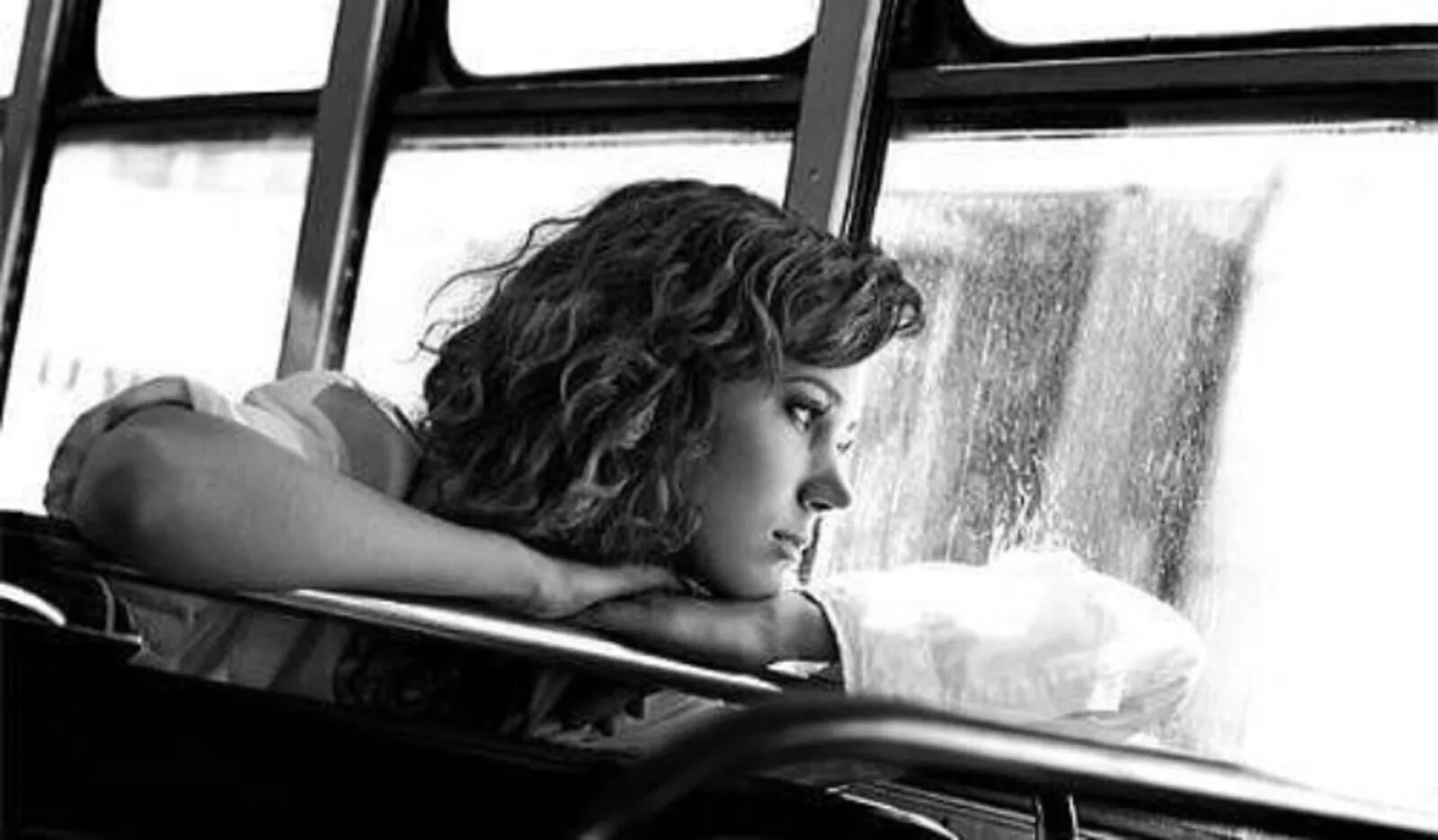 Скучаю по машине. Девушка в поезде у окна. Девушка в автобусе у окна. Девушка в трамвае. Фотосессия возле окна.