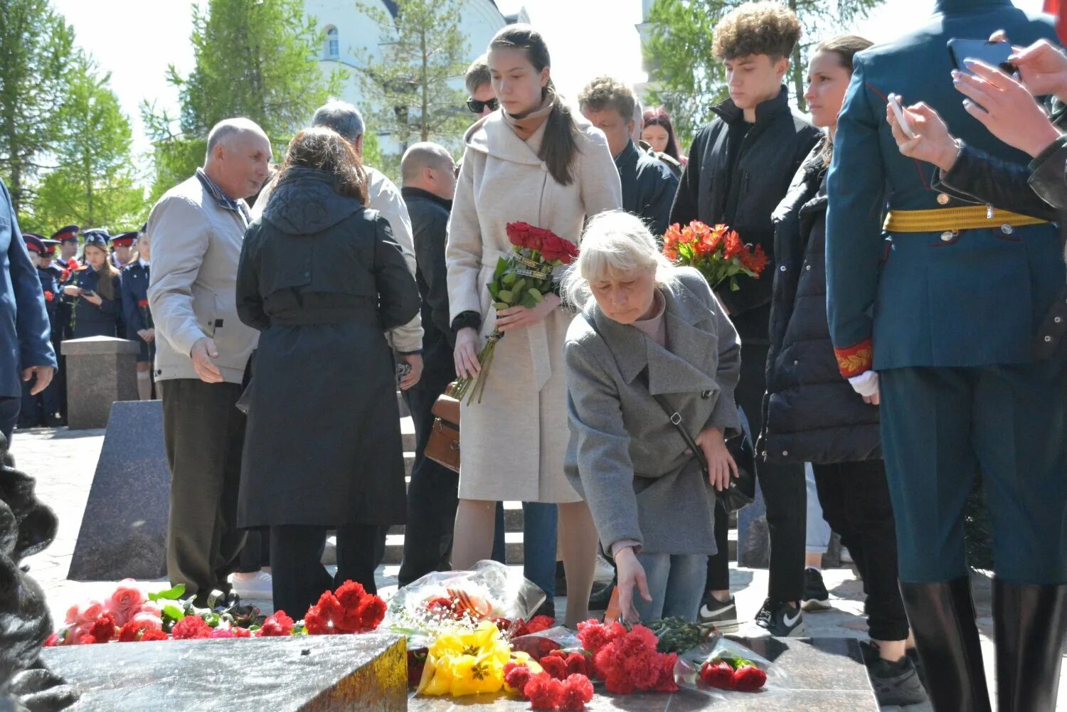 Родственники погибших в спецоперации. Надгробия погибшим на Украине военнослужащем. Памятник героям России погибших на Украине. Памятник в Саратове воинам погибшим на Украине.