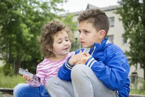 Включи там где девочка показывает мальчику