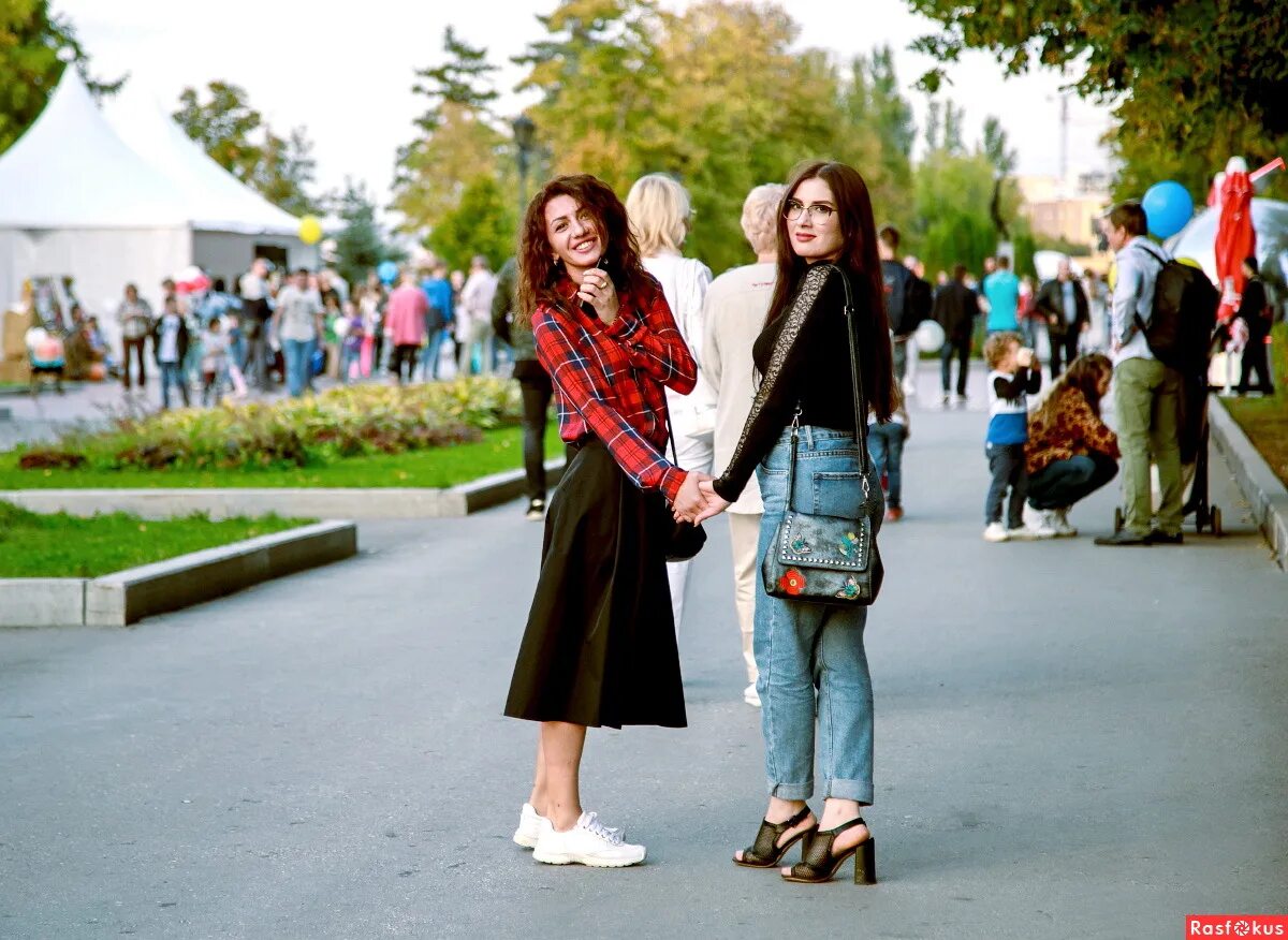 Люди на улице россия. Подик на улице. Прохожие на улице. Люди на улице летом. Подик на улице.