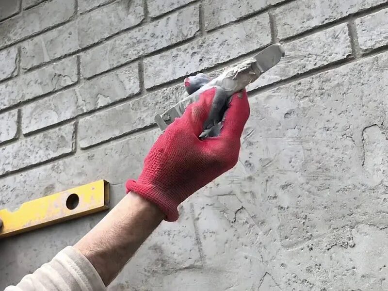 Чем приклеить кирпич к кирпичу. Имитация кирпичной кладки штукатуркой. декоративная штукатурка по кирпичу. декоративная штукатурка под кирпич фасад. штукатурка под кирпич на фасаде.