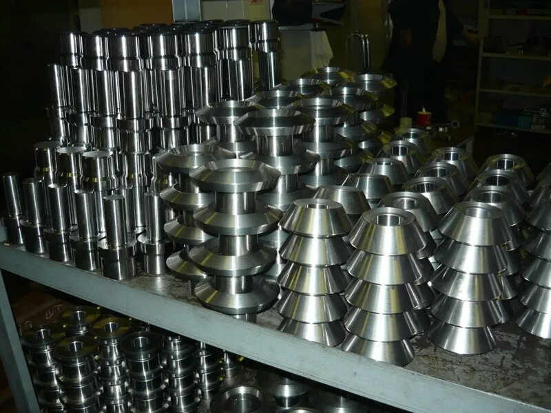 Точение цилиндрических и торцевых поверхностей. Классификация токарных резцов таблица. Токарная обработка металла схема. Перечислите токарные работы. Точение конусного отверстия на токарном станке схема.