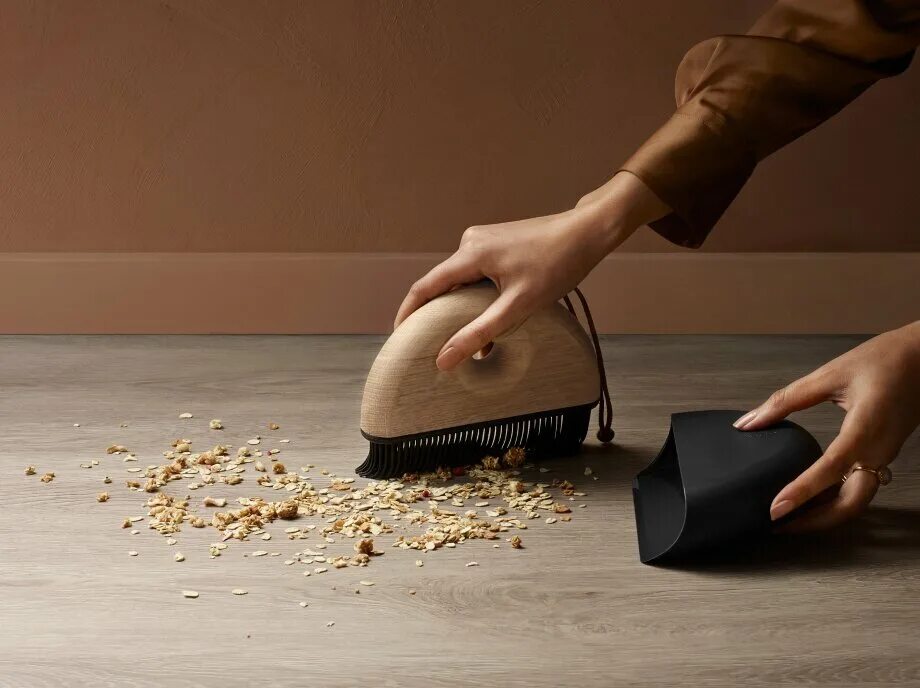 рука протирает стол тряпкой. ребенок вытирает пыль. вытирать крошки со стола. вытирать крошки со стола. протирает кухонный стол.