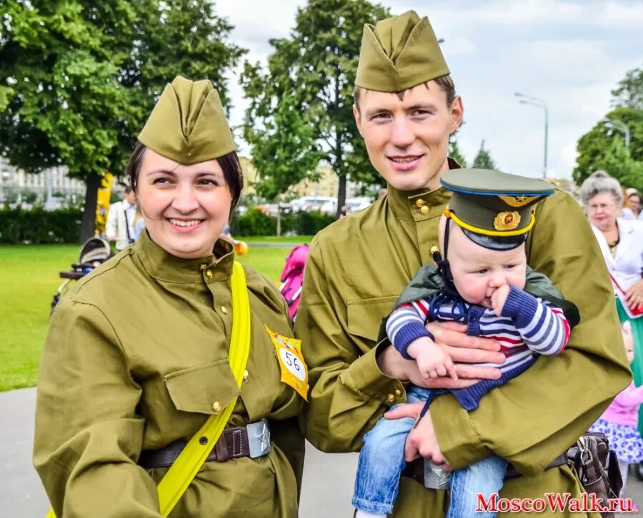 Семья военного. Солдат с семьей. Семья в военной боевой форме. Фотосессия военного с семьей. Семья 23 рф