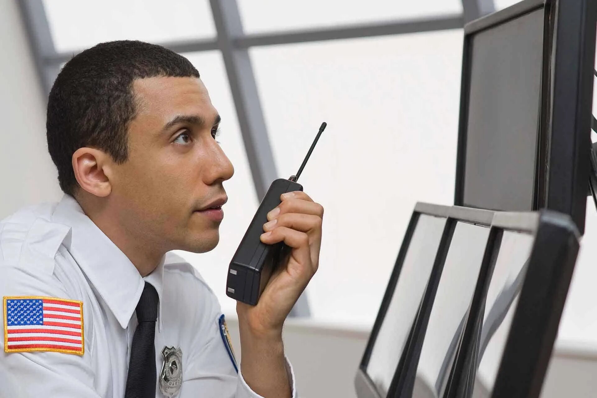 Форма охраны в сша. Оператор видеонаблюдения. Ar security. Охранник фото. Охрана видеонаблюдение.
