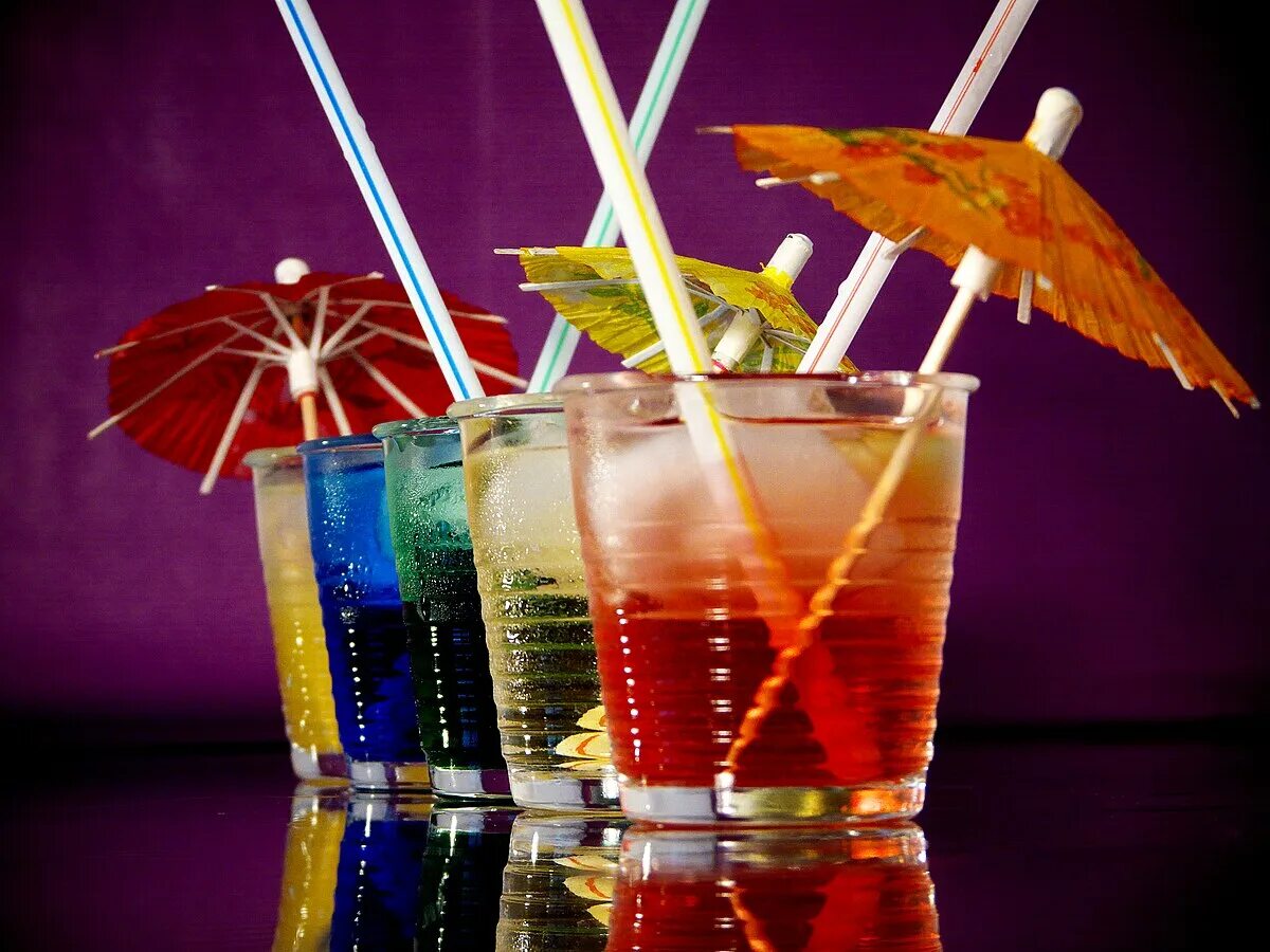 Cocktail party. День рождения Соломинки для коктейлей. Коктейль с зонтиком. Разноцветные коктейли. Украшения для коктейлей.