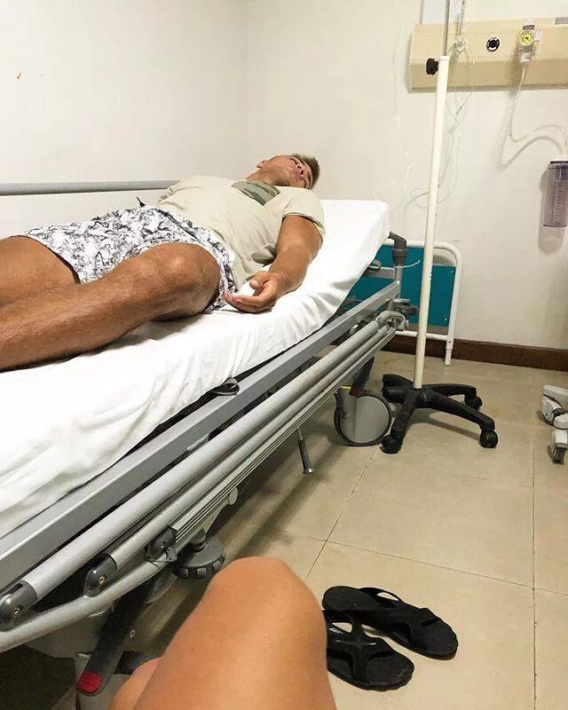 Больнице лежат попасть. Молодые люди в больнице. молодой человек в больнице.