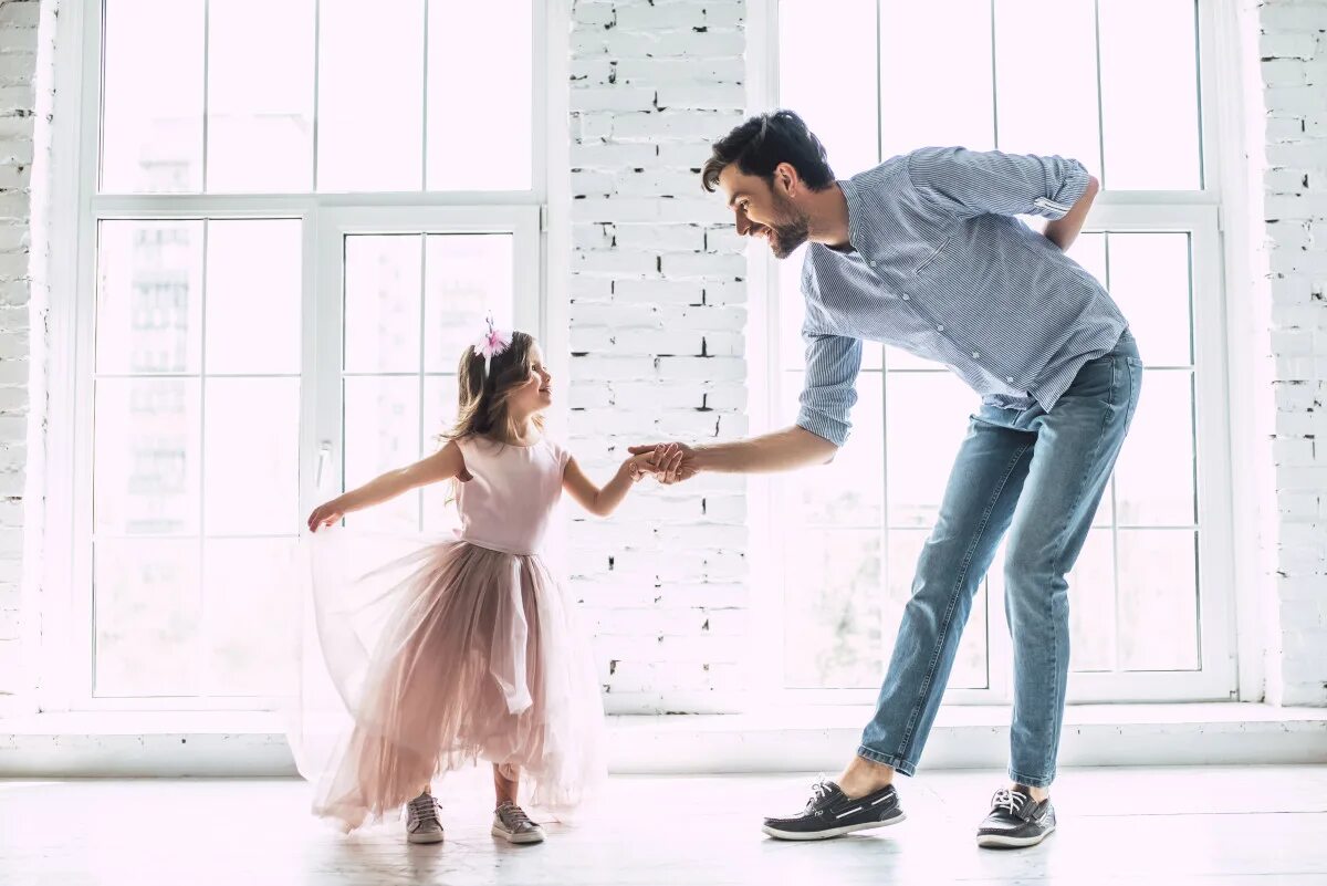 Family model stepping. Отец и дочь танцуют. Папа с дочкой танцуют. Дети и взрослые танцуют.