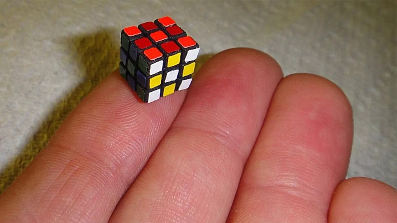 Странный кубик хср кому отдать. Кубик рубик 3 на 3 маленький. Самый маленький кубик Рубика 3х3. Кубик Рубика 3на3 мини 1см. Самый маленький кубик Рубика в мире.