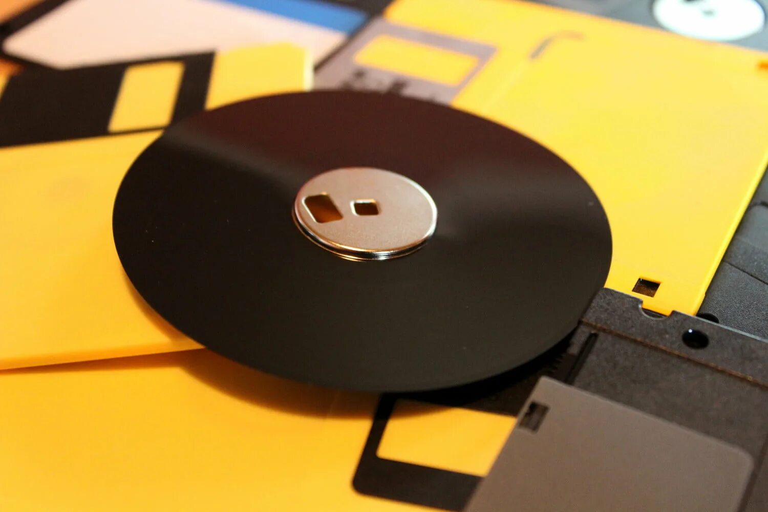 Дискета флоппи диск. Диск дискета (флоппи диск).. Дискета гибкий магнитный диск. Флоппи-диск 1967.